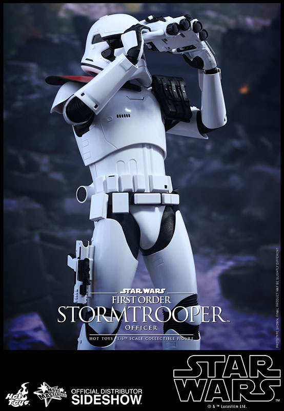 FO-stormtrooper-officer-sixth-scale-hot-toys-4