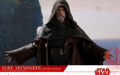 New Last Jedi Luke Skywalker 1/6th Scale (Deluxe) Figure from Hot Toys available on Sideshowtoy.com