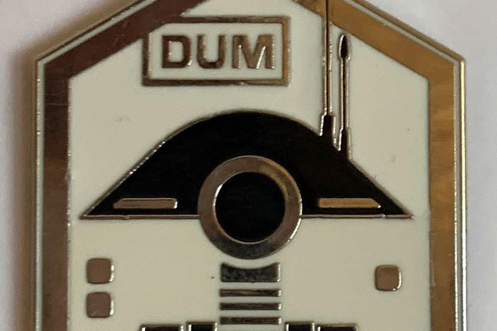 New Galaxy's Edge DUM Pit Droid Droid Depot Mystery Pin available now!