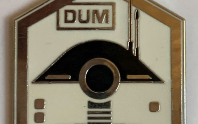 New Galaxy's Edge DUM Pit Droid Droid Depot Mystery Pin available now!