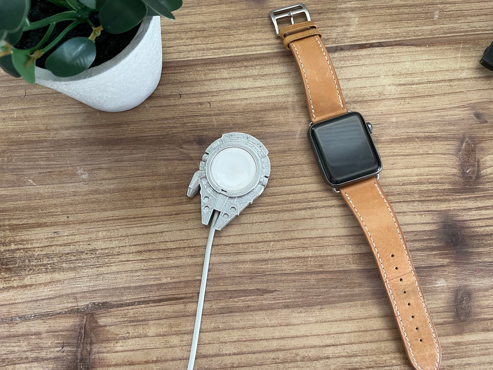 SW Millennium Falcon Apple Watch Charger Cover