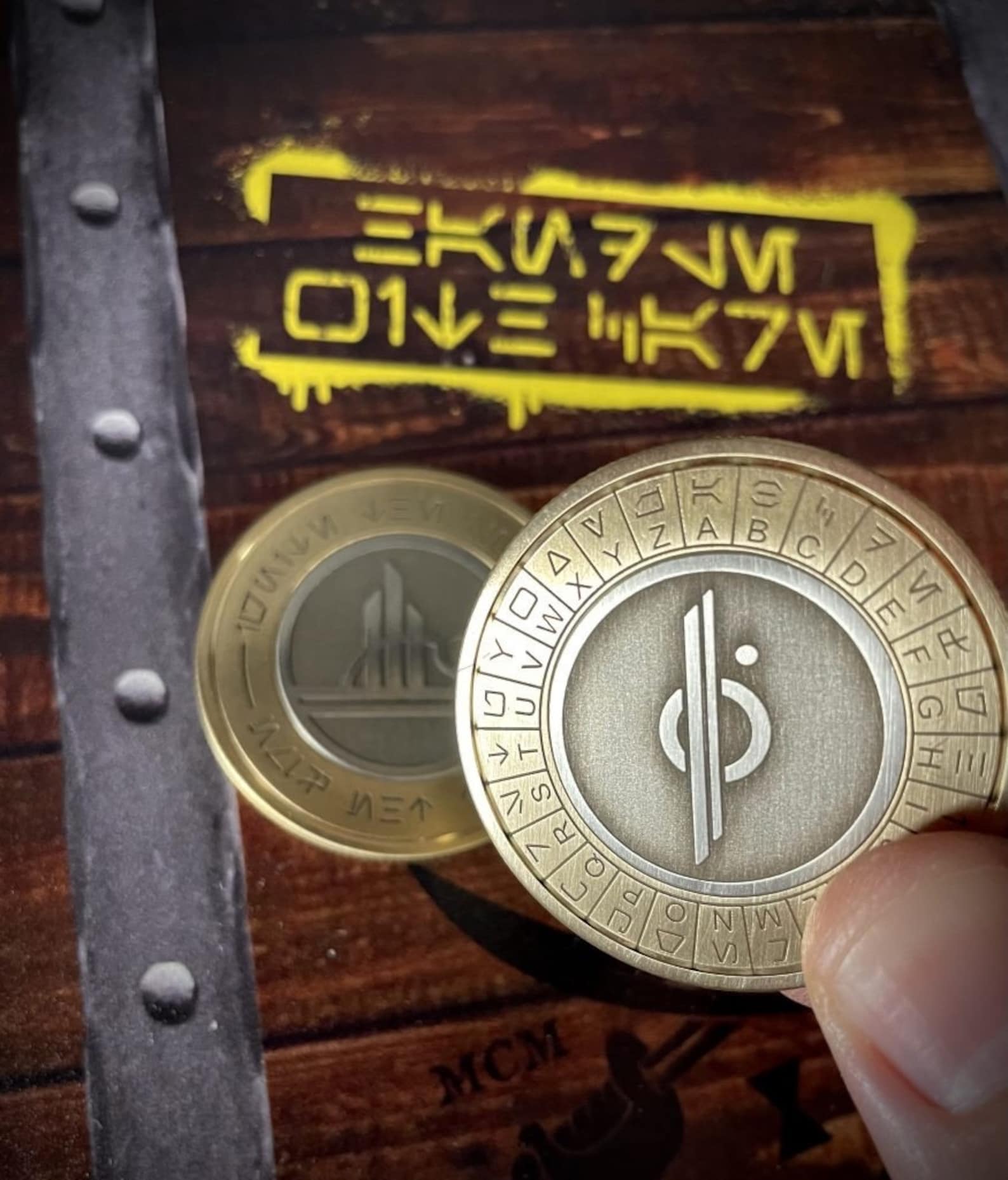 SWGE Batuu & Galactic Starcruiser Halcyon Aurebesh Decoder Translator Challenge Replica Coin 1