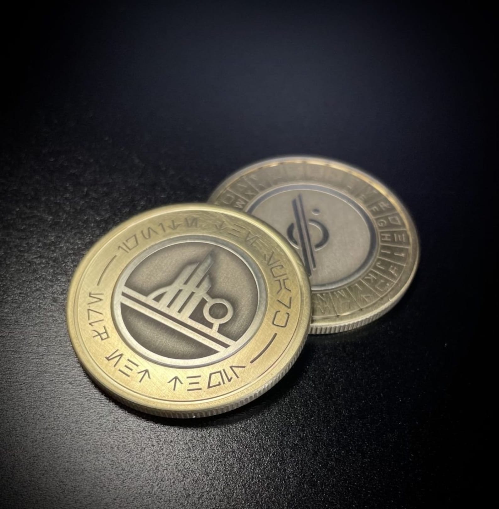 SWGE Batuu & Galactic Starcruiser Halcyon Aurebesh Decoder Translator Challenge Replica Coin 2