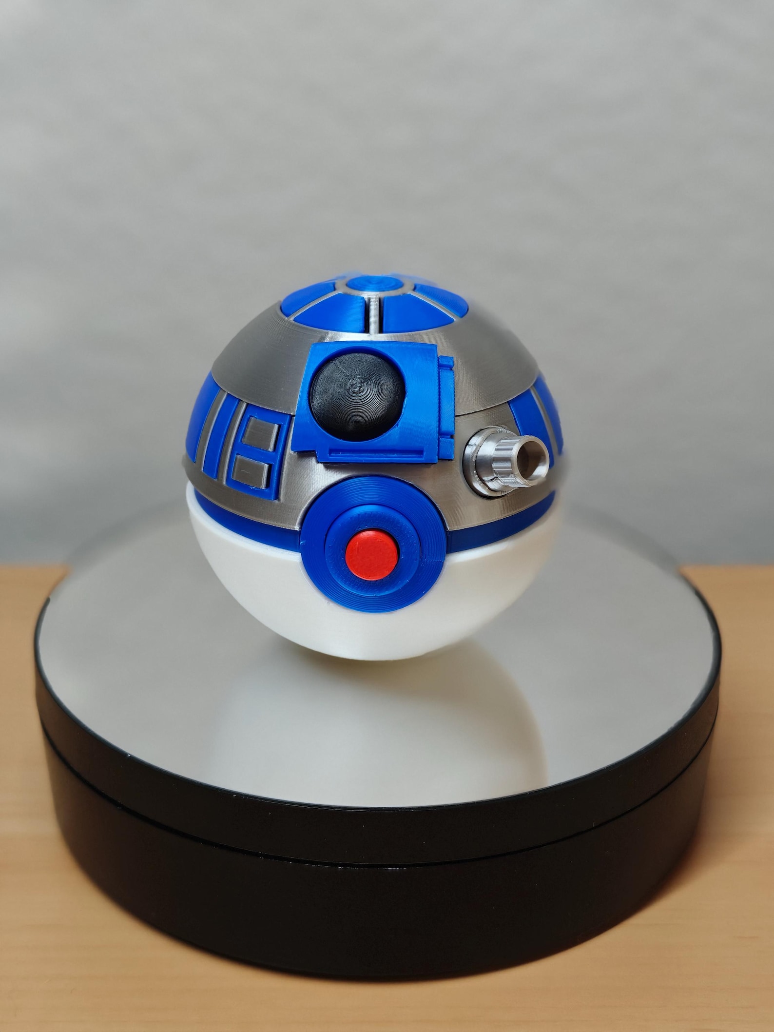 SW R2-D2 Poké Ball Mashup Collectible 1