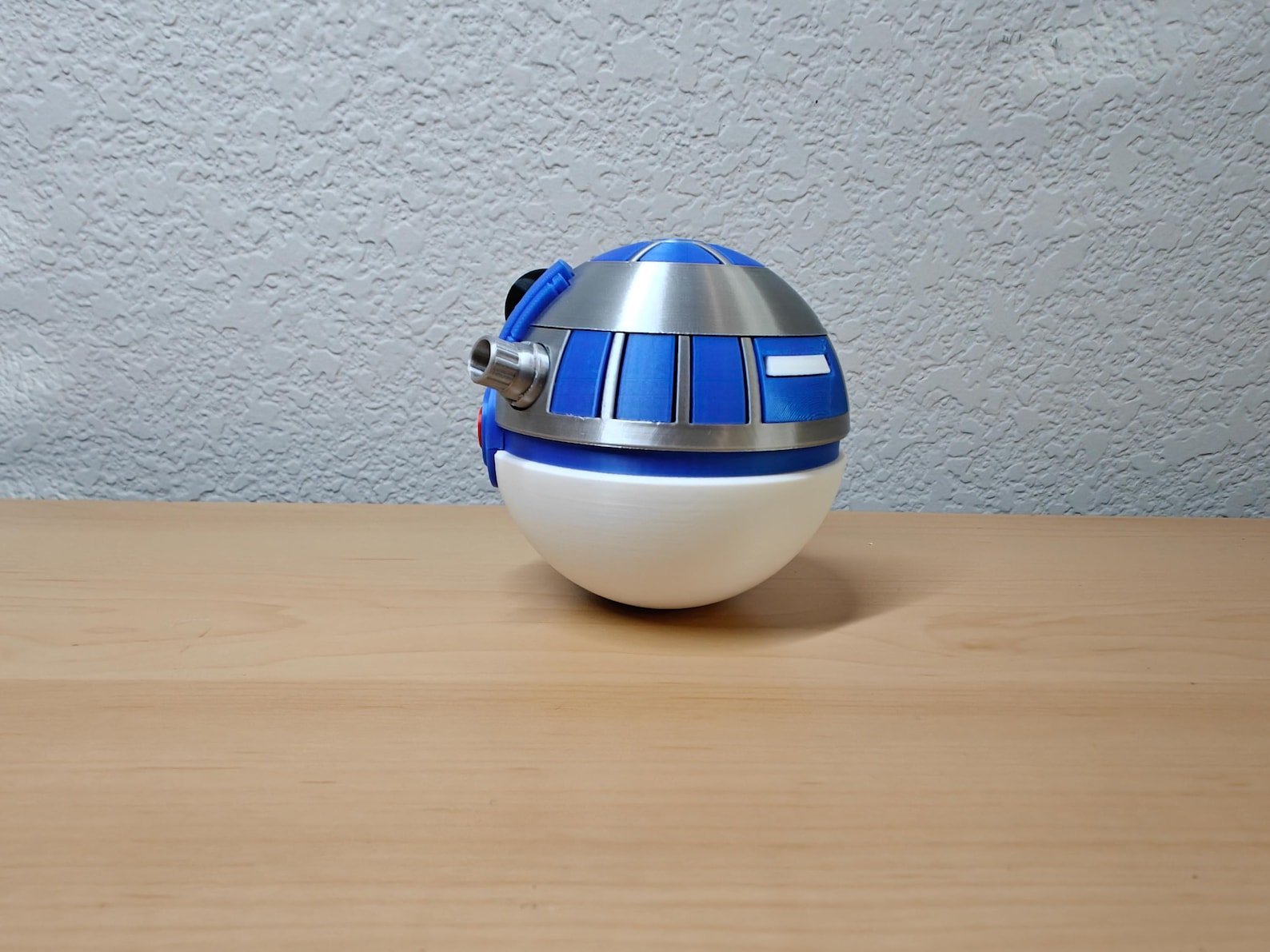 SW R2-D2 Poké Ball Mashup Collectible 3