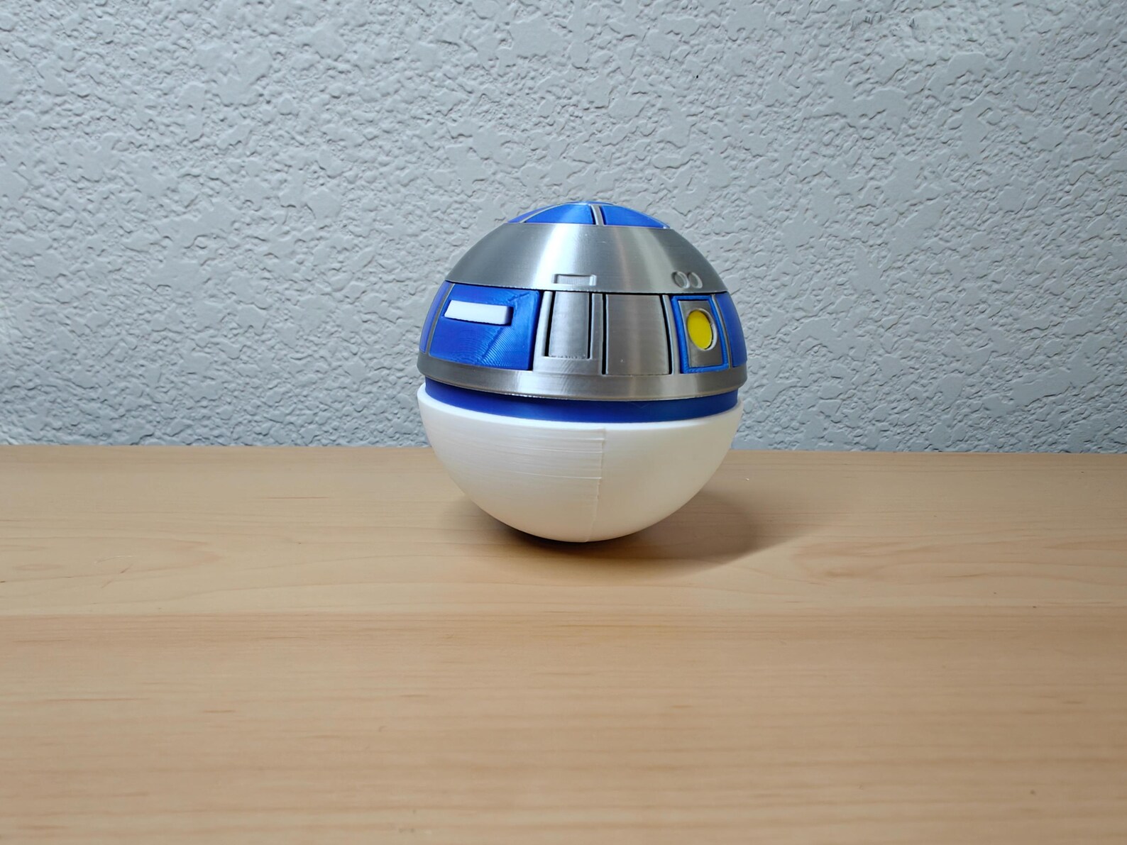 SW R2-D2 Poké Ball Mashup Collectible 4