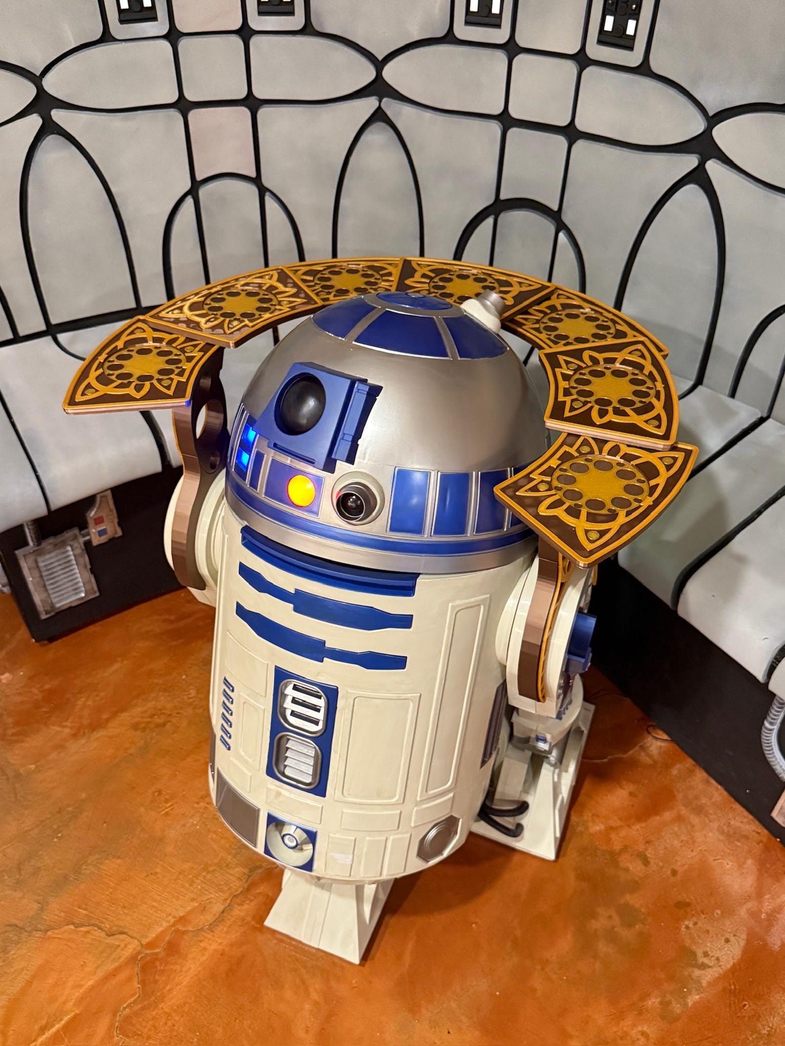 ROTJ R2-D2 (Home Depot) Droid Barge Tray 1