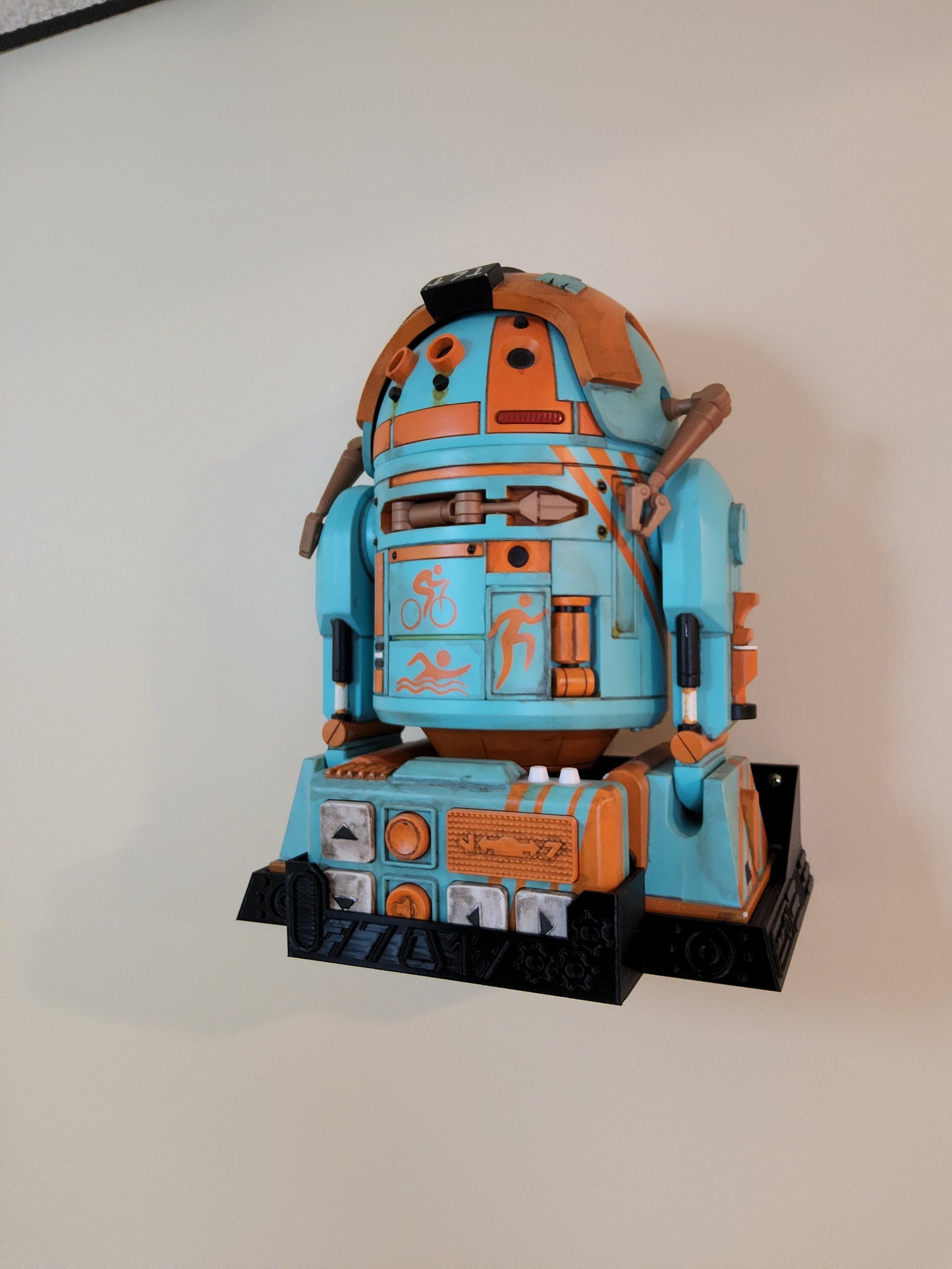 SWGE 3D Printed Droid Toy Wall Stand 1