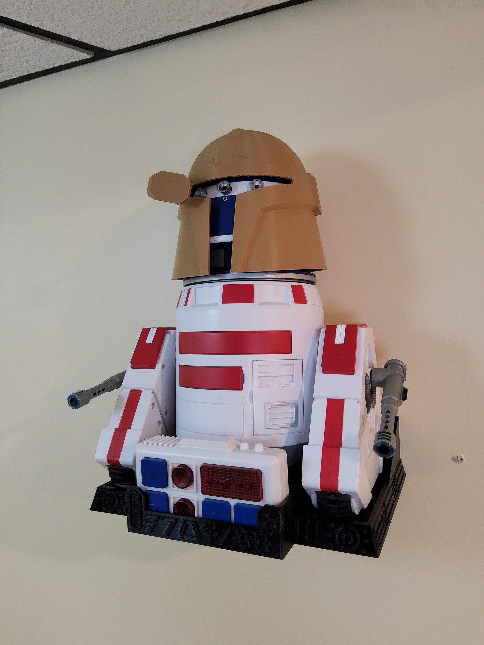 SWGE 3D Printed Droid Toy Wall Stand 2