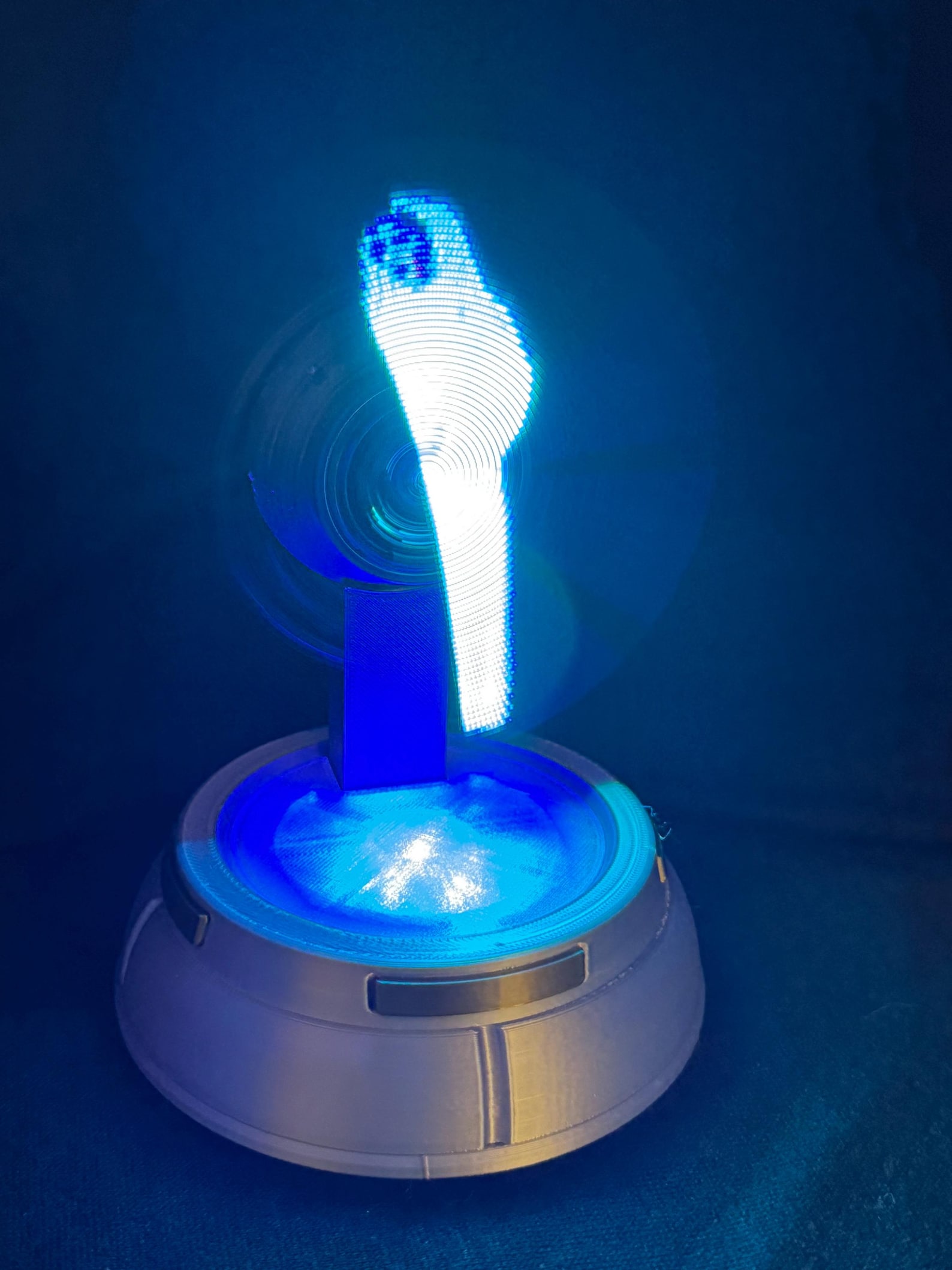 SW LED Hologram Puck Light 3