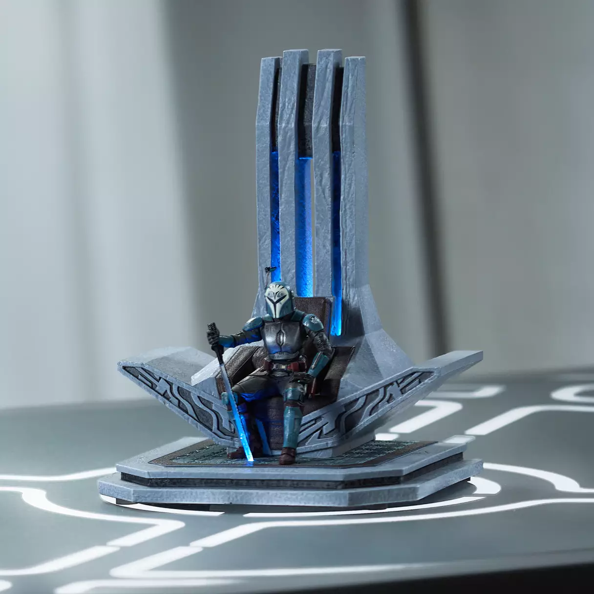 SWGE Bo-Katan Kryze Light Up Figure 3